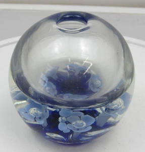 RARO Florero de hiedra de vidrio St Clair Pisapapeles Flores azules Etiqueta de papel - Imagen 1 de 10