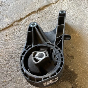 Vauxhall OPEL ASTRA J 2010 2015 ENGINE MOUNT BRACKET OEM 13248600 (YY) - Picture 1 of 3