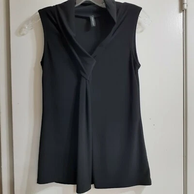 Blusa Jason Maxwell com gravata anexada. Preto. Pequeno. Sem mangas. Sem ferro  - Imagem 1 de 4