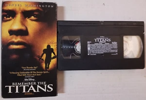 📼 VINTAGE 📼 Remember The Titans 📼 (VHS, 2001) 📼 TESTED 📼 - Picture 1 of 2