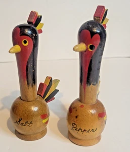Vintage Wood Folk Art Rooster Salt & Pepper Shaker Set - Picture 1 of 3