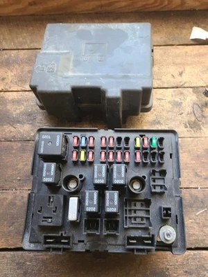 Interior 15930138 Chevy 2003-2007 Express GMC Savana Fuse Box 1500 2500 3500 F7 - Image 1 of 3