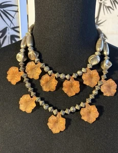 2 Strang Acryl Blume Halsband Halsband Halskette Silberfarben Perlen KOSTENLOSER VERSAND - Bild 1 von 10