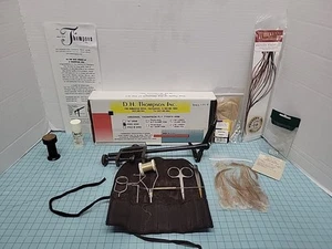 D.H. Thompson Fliegenbinden Pro Schraubstock & Materialien Kit, Haare, Haken, Fell, Schnur, Werkzeuge - Bild 1 von 24