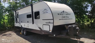 Caravane américaine de 2023, orientée est-ouest, comme neuve, de 7,9 m - Photo 1/4