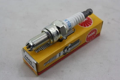 UNA BUJÍA NGK CR7EKB # 4455 APRILIA SHIVER DORSODURO 750 MANA 850 SCARABEO Foto 1 de 3