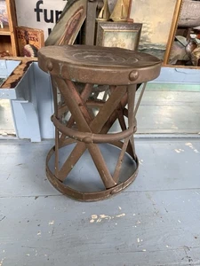 Sgabello da giardino vintage MCM Hollywood Regency ottone martellato reticolo tamburo tavolo - Foto 1 di 4