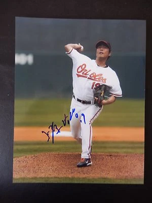 Fotografía autografiada por Koji Uehara de 8" X 10" (#4) Foto 1 de 2