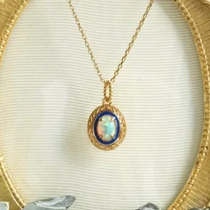 Weißer Feueropal Anhänger Gold Zierleiste Art Deco Halskette verziert Opal Anhänger Fee - Bild 1 von 8
