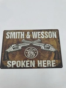 "Nuevo letrero de hojalata de metal Smith And Wesson Spoken Here 12x8"" reproducción envío rápido" - Imagen 1 de 2