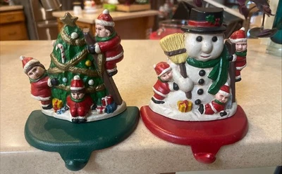 Juego de 2 soportes para medias de hierro fundido de Navidad - muñeco de nieve y árbol de Navidad Foto 1 de 4