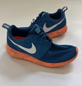 Scarpa Nike Roshe Run 669985-400 marmo blu militare arancione bianco uomo taglia 8,5 - Foto 1 di 12