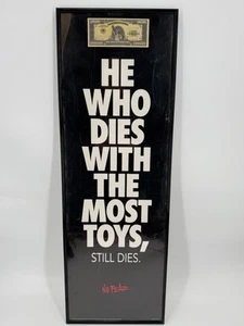 "Póster No Fear 1994 He Who Dies With The Most Toys Still Dies 12""x36"" enmarcado" - Imagen 1 de 9