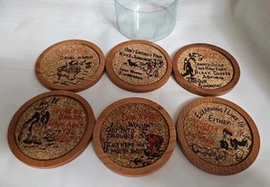 UNTERSETZER, Holz/Kork, KOMISCHE SPRÜCHE mit rotem & schwarzem Design, 6er Set, Vintage - Bild 1 von 13