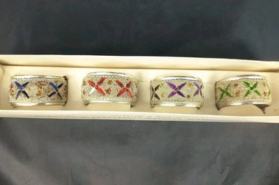 Pier 1 Exclusivo Juego de 4 servilleteros con joyas chapados en plata en caja Foto 1 de 4