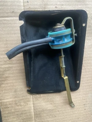 1981 - 85 Mercedes Benz R107 380SL Trunk Lock Vacuum Actuator OEM 1076930130 - Image 1 of 3