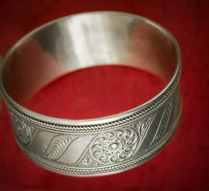 WIDE MIDDLE VINTAGE TRIBAL ENGRAVED BERBER STERLING SILVER BANGLE BRACELET CUFF - Picture 1 of 9