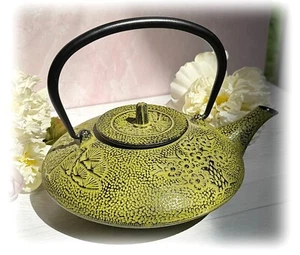 Tetera japonesa Tetsubin con colador hierro fundido pino bambú y flor - Imagen 1 de 9