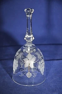 Campana de Cristal Grabada Uvas con Hojas enredaderas Patrón 6 1/8" Alto Cena Transparente - Imagen 1 de 9