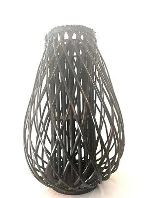 "Linterna de madera Barbara King 23"" con tiki, vela sin llama y control remoto negra" Foto 1 de 2