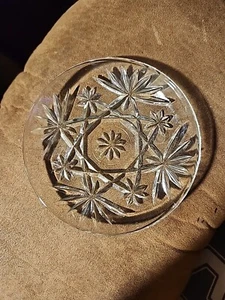 Plato/plato de baratija de cristal transparente de corte profundo vintage - 4 3/8" de diámetro - Imagen 1 de 3