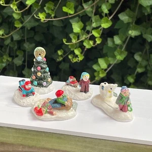 Juego de 4 figuras miniatura coleccionables de personajes de árbol de Navidad y nieve de 1,5-25" - Imagen 1 de 5