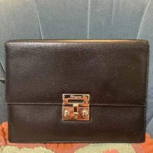 Bolso clutch de cuero negro FERRAGAMO - Imagen 1 de 8