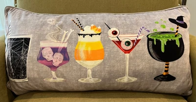 Novogratz travesseiro de coquetel de Halloween bebidas mistas poções travesseiro de penas cinza - Imagem 1 de 4