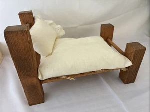 Rustikales handgefertigtes Puppenbett aus Holz mit Matratze & Kissen Bettwäsche Set - Bild 1 von 7
