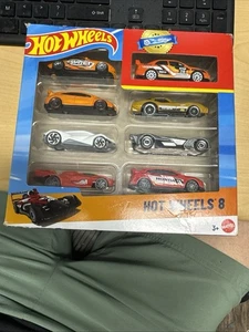 Hot Wheels, Juego de 8 Coches y Camiones de Juguete Básicos a Escala 1:64, Incluye 1 Exclusivo - Imagen 1 de 2
