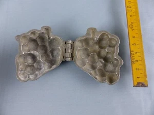 Ancien moule chocolat glace massepain en étain , grappe de raisin - Imagen 1 de 3