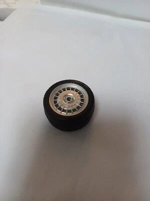 Pièces Détachées Burago 1/18 ; Roue Avant BUGATTI EB 110 1991  - Photo 1/4