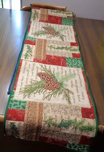 Vintage Weihnachten Tischläufer Tannenzapfen rot grün Patchwork Look Webart 12x72" - Bild 1 von 8