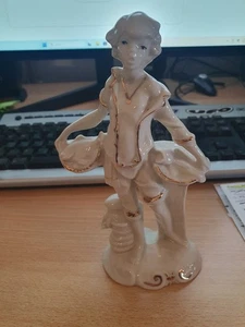 statua statuina VINTAGE PORCELLANA CAPODIMONTE GIOVANE CON CESTI  PESCI CM. 18 - Imagen 1 de 1