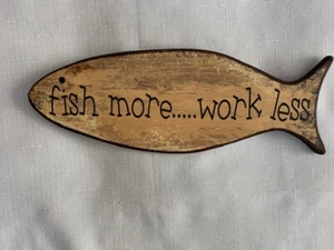 Rustikales Wandschild "Fish More, Work Less" - Bild 1 von 2