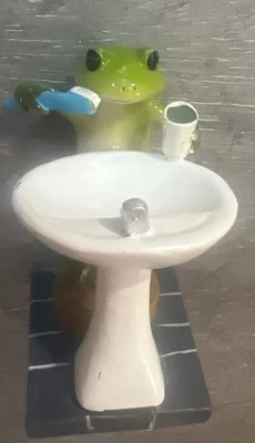 Estatuilla de rana de resina de dibujos animados adorno rana cepillando los dientes en el fregadero baño estatua Foto 1 de 4