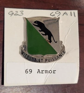 Pin de escudo del 69º Regimiento de Armadura de Estados Unidos, (Vitesse ET. Puissance) Excelente Estado - Imagen 1 de 2