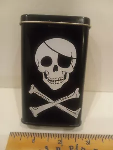 2000 Accoutrements articolo #10641 portasigarette nero teschio pirata e ossa incrociate - Foto 1 di 9