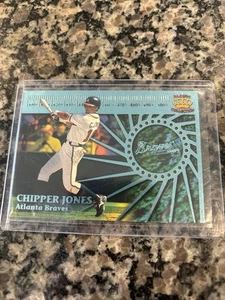 1999 Pacific Crown Collection CHIPPER JONES #2 Nastro Misuratore Tagli Laser SP - Foto 1 di 2