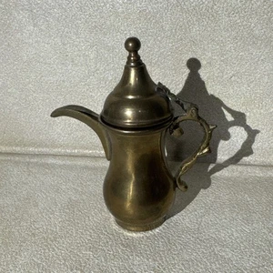 "Mini jarra de café vintage de latón de 5"" decorativa estilo Oriente Medio" - Imagen 1 de 7