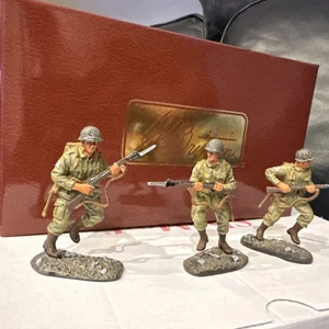 BRITAINS Item No: 17596 - WWII Limited Edition Strike Attack - 3 SOLDIERS Boxed - Picture 1 of 8