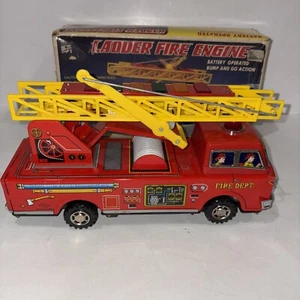 Vintage 1970’s Ladder Fire Engine WE-3002 Taiwan Tin Toy Tested Working Lights - Picture 1 of 17