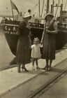 Photographie de deux femmes et petite fille debout par navire chinois 2 x 3