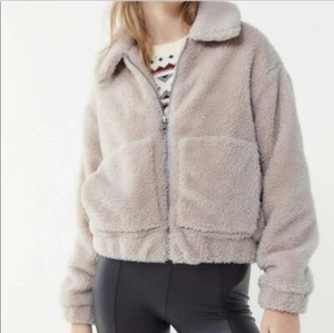 Urban Outfitters Damen Teddybär Jacke groß beige Reißverschlusstaschen vorne - Bild 1 von 12
