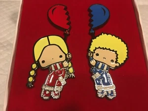 Süßes Sanrio Hello Kitty Patty & Jimmy Emaille Pin Set Beutekiste exklusiv neu in Verpackung - Bild 1 von 5