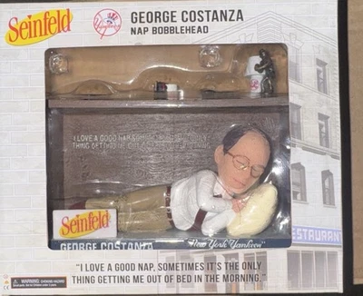 Escritorio para dormir George Costanza de los Yankees de Nueva York Bobblehead Seinfeld Noche 2025 Foto 1 de 2