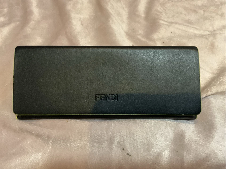 Estuche triangular para gafas Fendi, negro, amarillo y rosa Foto 1 de 4