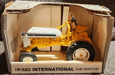 Brinquedo Ertl International Cub Farm edição especial fundido 1:16 - Imagem 1 de 4