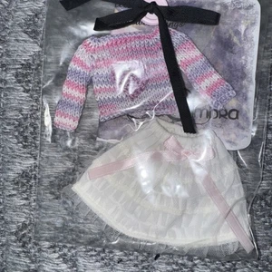 Blythe Puppenkleid Handarbeit Strickpullover mit Verzierung und Rock Neu Rarität - Bild 1 von 1