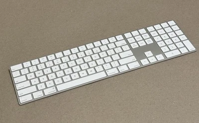 Apple A1843 Tastiera Magica Bluetooth Ricaricabile Wireless con Tastiera Numerica - Immagine 1 di 4